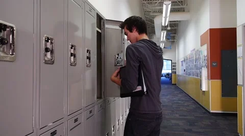 Student Using Locker Stockbeeldmateriaal 41592517