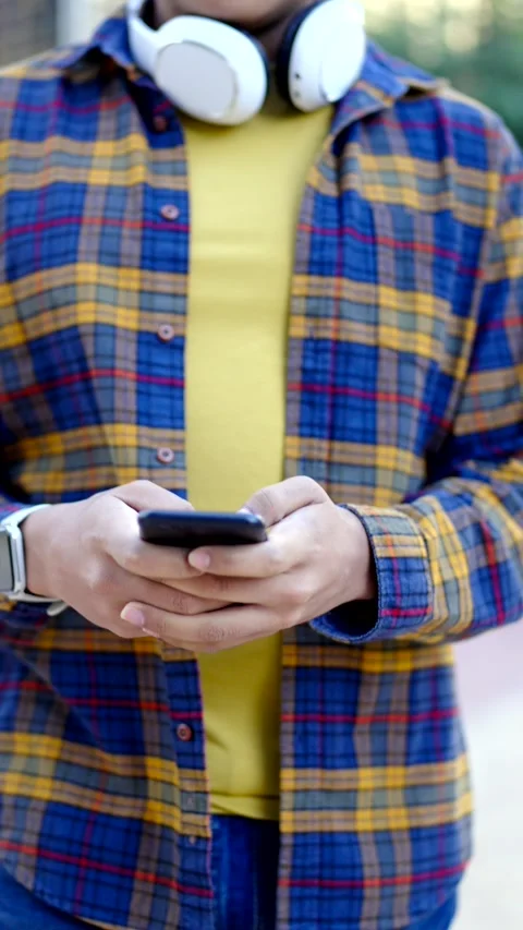 Student using phone and sending a message 스톡 동영상 258325440