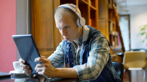 Student using tablet in the library and smiling to the camera Stock-Footage 67538379
