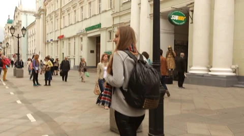 Student walking with a backpack on metropolis Vídeo Stock 68845604