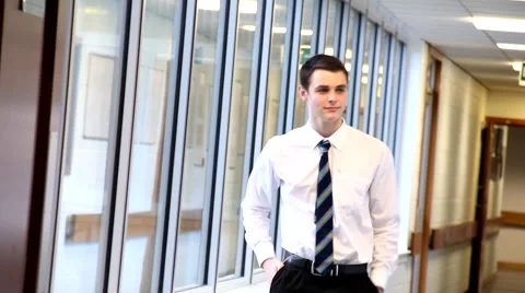 Student walking through hallway 库存影片 48990615