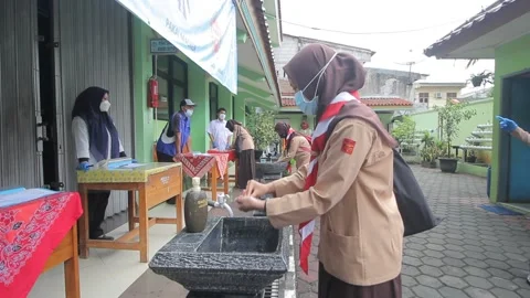 STUDENT WASH THEIR HAND BEFORE STUDY IN CLASS Stock Footage 151823310