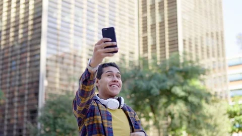 Student waving during a video call in the campus Vídeo Stock 258326242