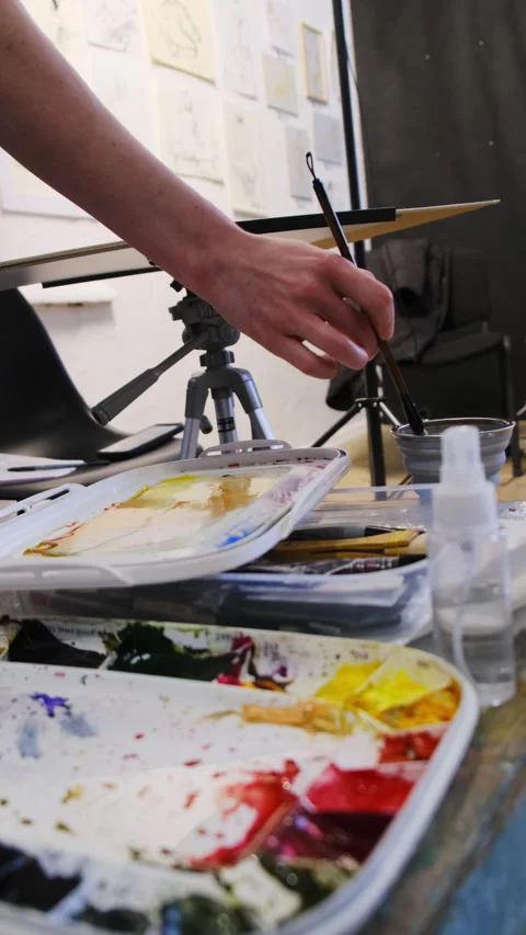 Student wets brush during practical task of art class Stock Footage 316153623