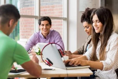 Student working on assignment with group Foto stock