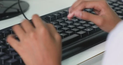 Student working on keyboard computer 库存影片 92499751