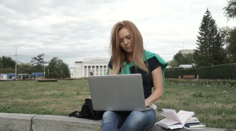 A student works on a computer Видео 67309554