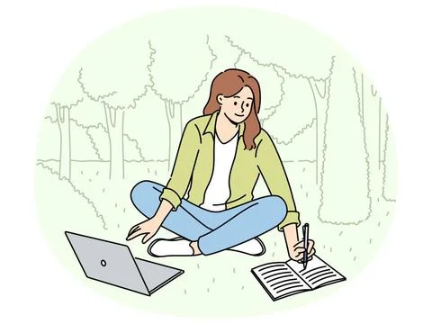 Studentin sitzt auf dem Rasen und macht sich Notizen in einem Notizbuch un... Foto stock