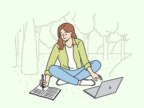 Studentin sitzt auf dem Rasen und macht sich Notizen in einem Notizbuch un... Stock Photos