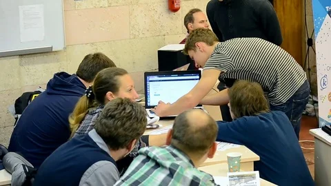 Students adjust the computer during Data Science Hackathon in Kiev, Ukraine. Vídeo Stock 72080551