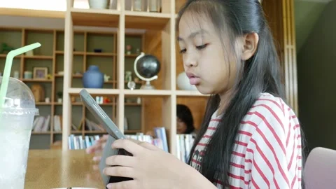 Students are enjoying online learning Stockbeeldmateriaal 186414549