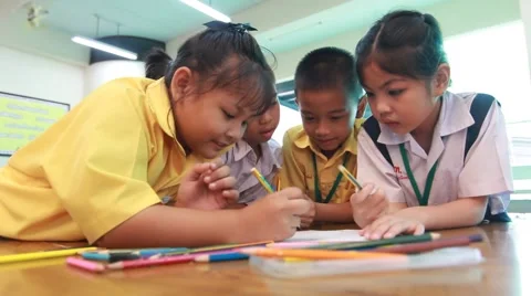 Students are painting. Stock-Footage 54980135