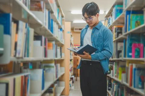 Students are reading and looking for books to study, make reports, find use.. Stock Photos