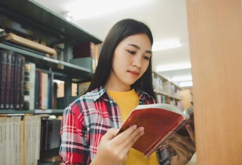Students are reading and looking for books to study, make reports, find use.. Stock Photos