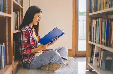 Students are reading and looking for books to study, make reports, find use.. Stock Photos