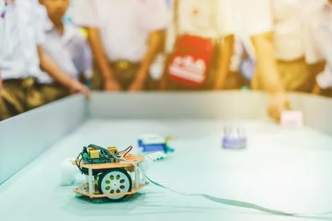 Students are testing robot control in an elementary school laboratory. 스톡 사진