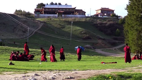 Students of the Buddhist monastery playing badminton in Langmusi, Eastern Tibet Video stock 100197449