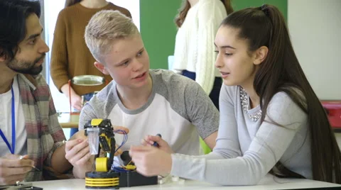 Students building a robotic arm Vídeos de archivo 61855034