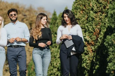 Students Collaborating in Park for Effective Learning and Achieving Goals 스톡 사진