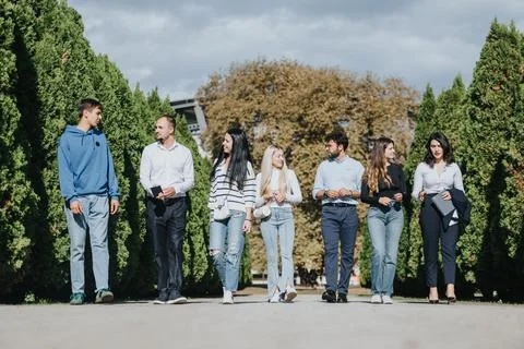 Students Collaborating in the Park for Effective Learning Foto stock