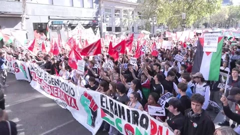 Students demonstrate in Madrid in support of the flotilla and against genocide i Video stock 318225836