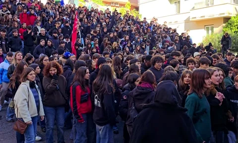 Students Descend La Scalea del Tamburino, Rome Stock-Footage 292307657