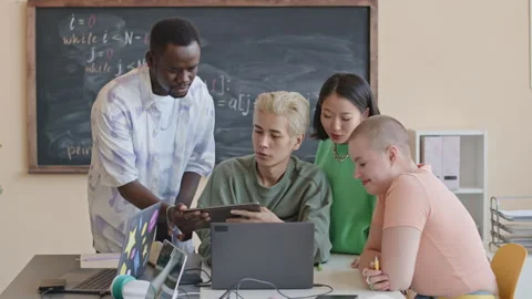 Students Discussing Project on Computer Science Course Vidéo 257060557