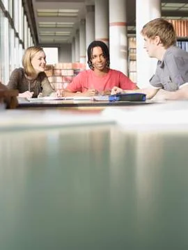 Students Doing Homework In Library Foto stock