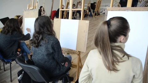 Students drawing in art class. Young woman artist painting at University Видео 121512927
