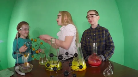 Students of elementary school in chemistry class doing chemistry experiment. Video stock 59992672