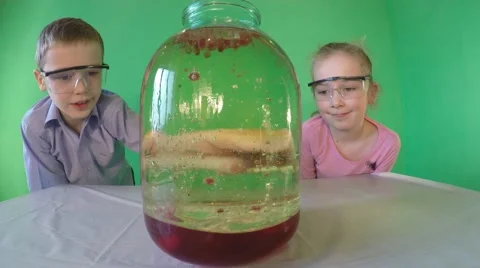Students of elementary school in chemistry class doing chemistry experiment. 库存影片 60606187