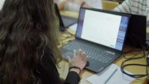 Students engaged in a collaborative computer lesson in a modern classroom e.. Stockbeeldmateriaal 347163071
