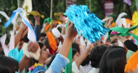 Students enjoy a lively group dance at a scenic hill station resort Vídeo Stock 340279333