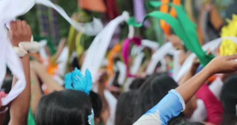 Students enjoy a lively group dance at a scenic hill station resort Vídeo Stock 340279858