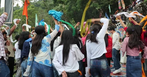 Students enjoy a lively group dance at a scenic hill station resort Vidéo 340279888
