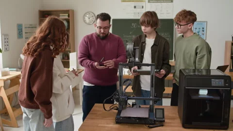 Students Examening Item, Printed on 3D Printer During Practical Modeling Lesson Stockbeeldmateriaal 335698467