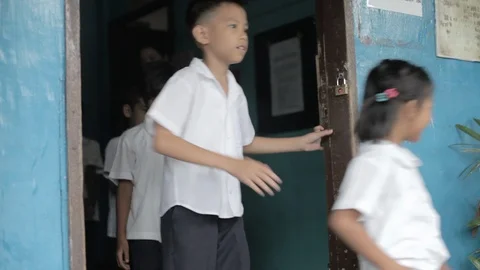 Students exiting the doorway from school in the Philippines 스톡 동영상 91237315