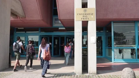 Students go into university 库存影片 77621685