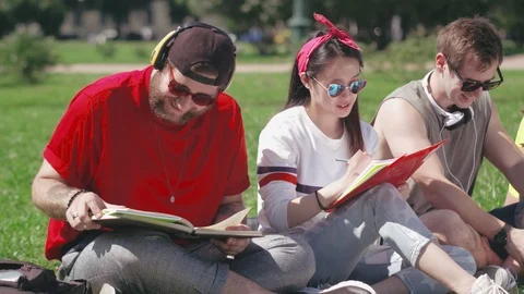 Students having a break in park after classes. Stock-Footage 93239830