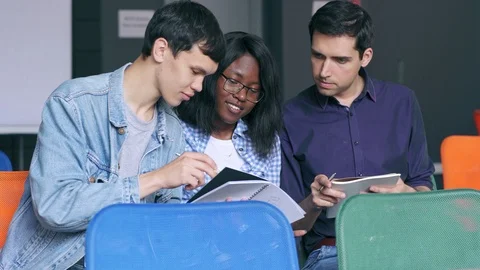 Students helping their friend to understand notes Video stock 105190867