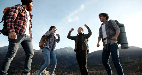 Students on hike adventure - Four young authentic people cheering on top of Vídeo Stock 129337853