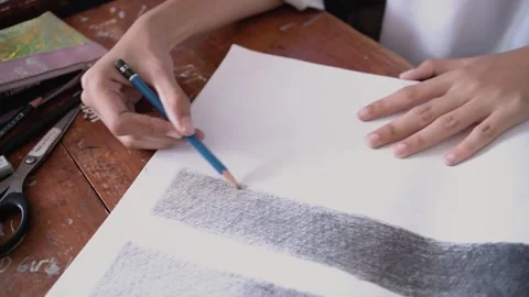 Students learn to draw and shade in drawing books. Видео 253370490