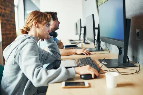 Students learning in computer classroom. Young man preparing for test on co.. Foto stock