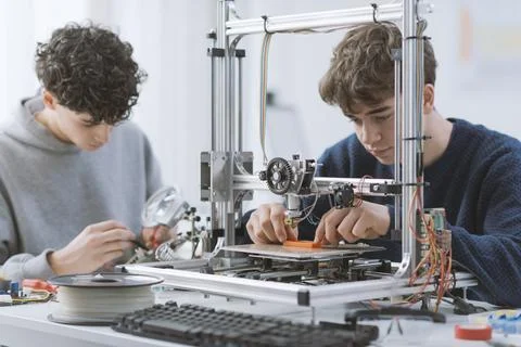 Students learning how to use a 3D printer in the lab Foto stock