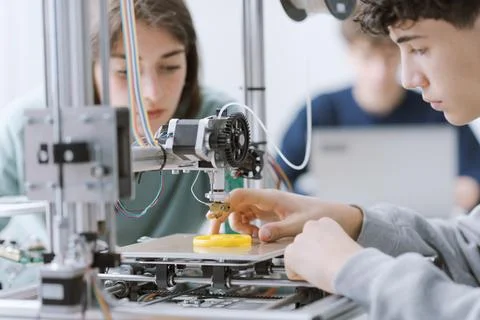 Students learning how to use a 3D printer in the lab Foto stock