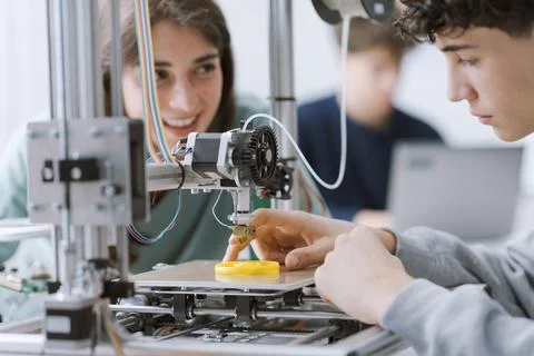 Students learning how to use a 3D printer in the lab Foto stock