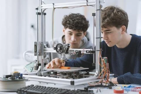 Students learning how to use a 3D printer in the lab Foto stock