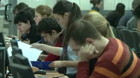 Students in the library for computers. Vídeos de archivo 10791156
