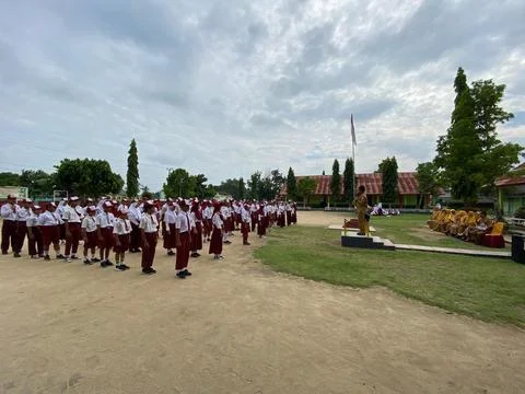 Students line up in front of the school building Fotos de archivo