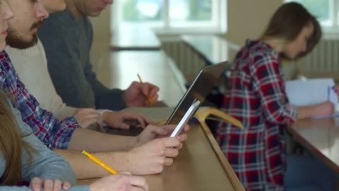 Students listen the lecture 動画素材 73637067